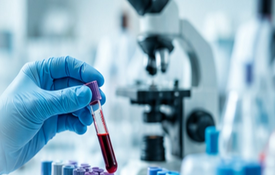 Badania laboratoryjne — próbka krwi i mikroskop