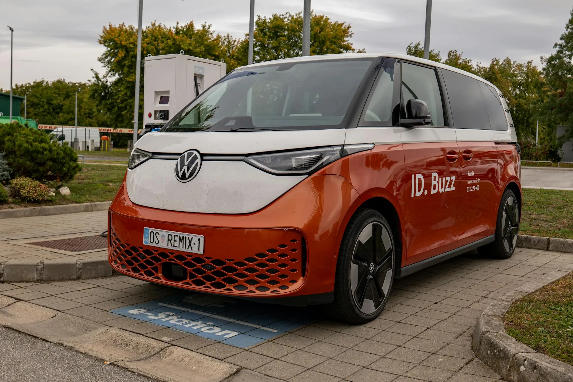 Elektryczny Volkswagen ID. Buzz przy ładowarce na parkingu