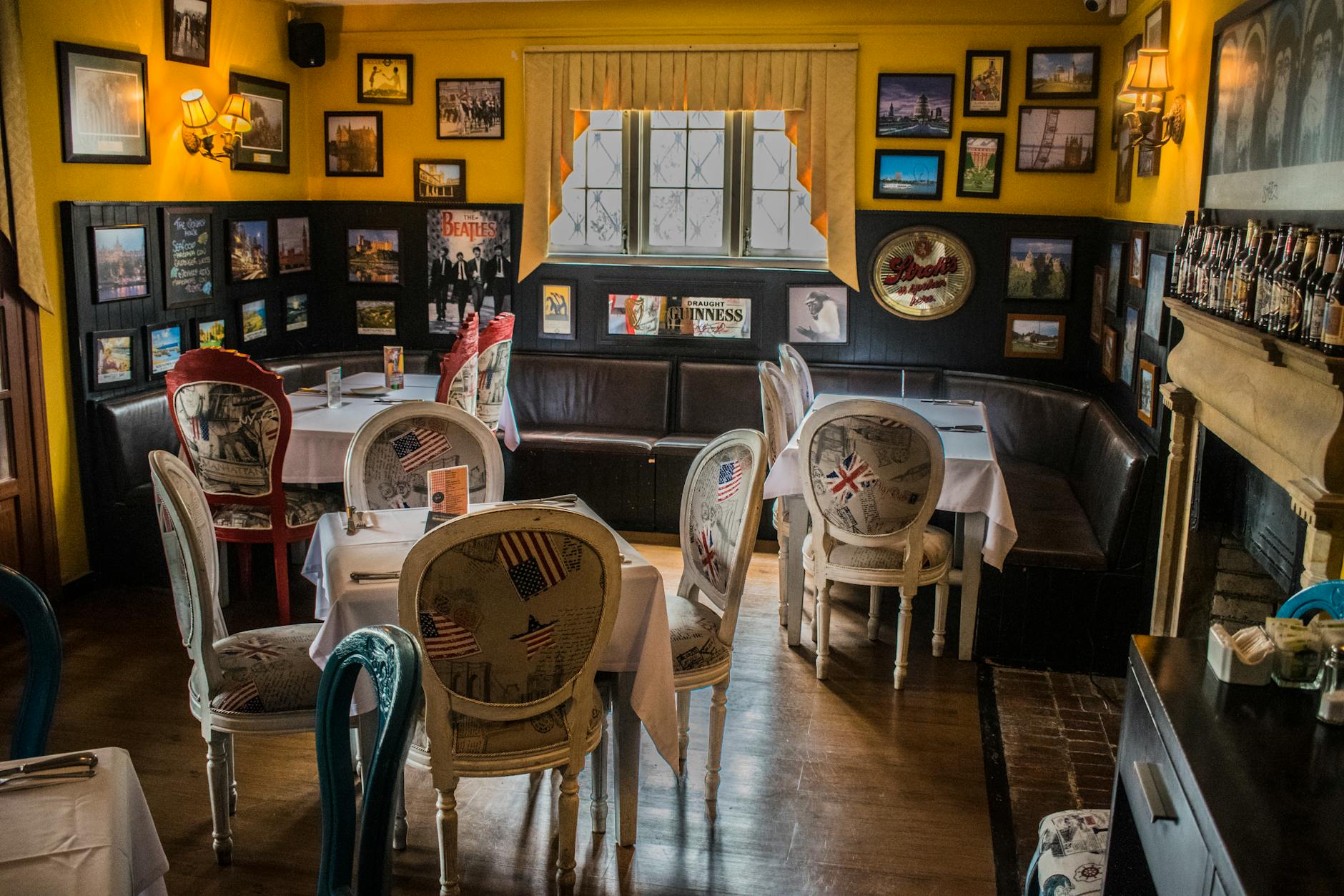 Przytulne bistro w stylu vintage z eklektycznym wystrojem wnętrza