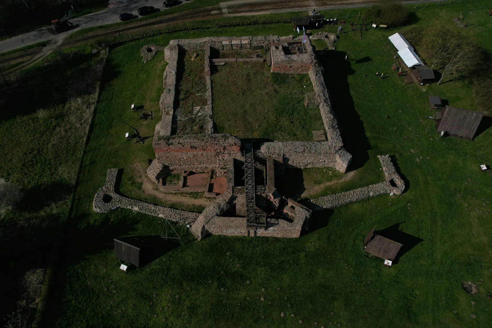 Lotnicze ujęcie kamiennych ruin średniowiecznego zamku na polskiej wsi