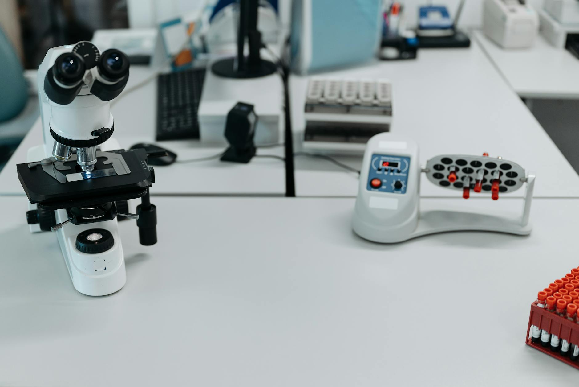 Mikroskop i probówki w nowoczesnym laboratorium diagnostycznym