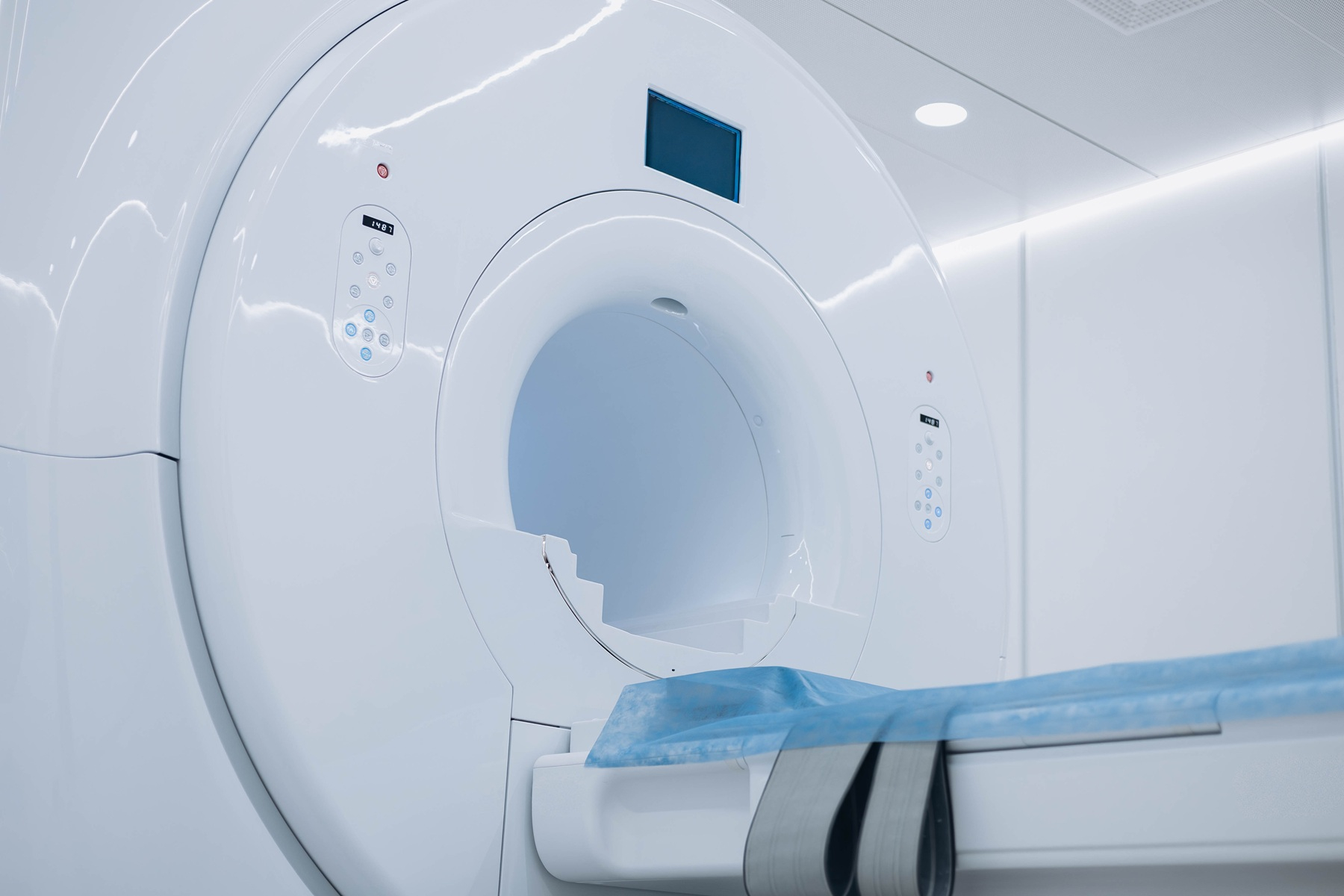 Aparat do rezonansu magnetycznego i tomografii komputerowej w pracowni diagnostyki obrazowej