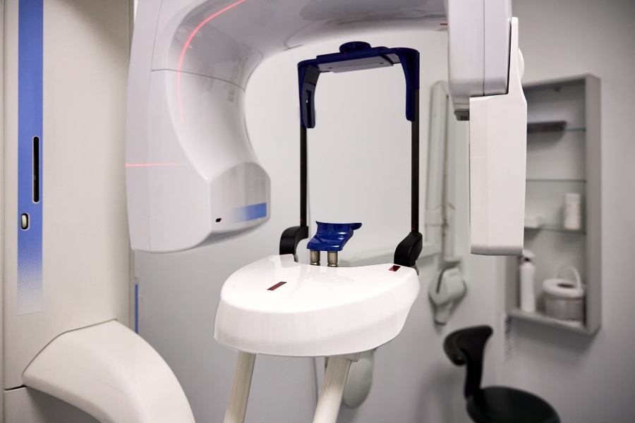 Aparat do tomografii stożkowej używany w diagnostyce zębów zatrzymanych przed zabiegiem